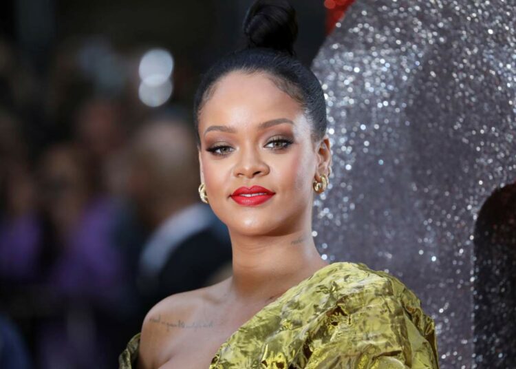 Rihanna quiere que los pantalones transparentes sean la nueva moda