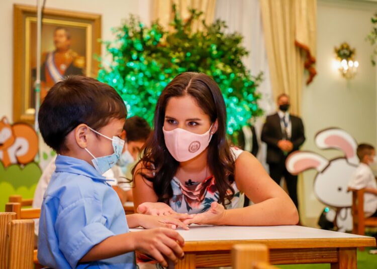 Primera Dama, Gabriela de Bukele, entrega libros en braille a niños del ISRI