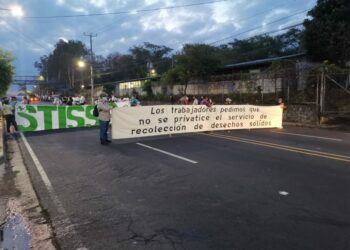 Bulevar Tutunichapa cerrado debido a protesta contra privatización del servicio de recolección de desechos promovida por Muyshondt