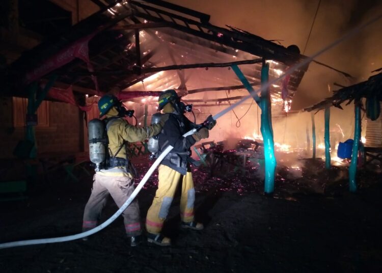 Incendio consume ranchos de playa en Las Tunas, La Unión