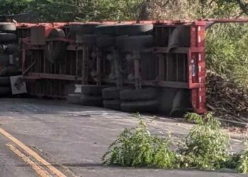 Se reporta el vuelco de una rastra en carretera Litoral, San Miguel