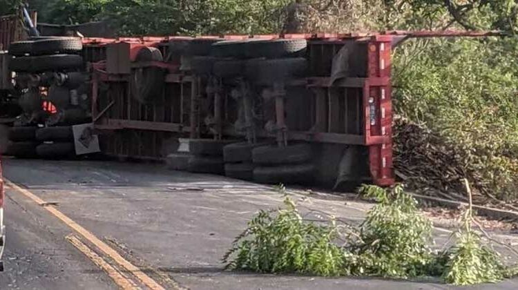Se reporta el vuelco de una rastra en carretera Litoral, San Miguel