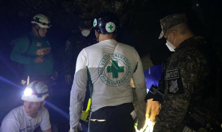 Recuperan los cuerpos de dos personas que fueron arrastradas por una ola cuando nadaban en una piscina de agua salada en el Puerto de La Libertad