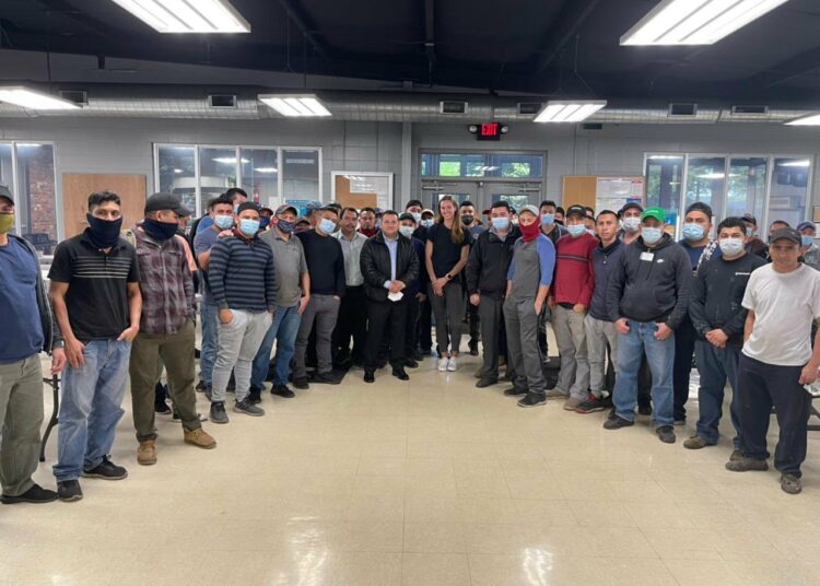 Ministro de Trabajo visita al segundo contingente de salvadoreños trabajadores en Misisipi, EE.UU.