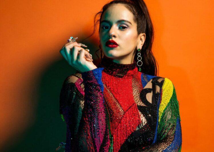 Rosalia genera tendencia en redes sociales con su nuevo diseño de uñas