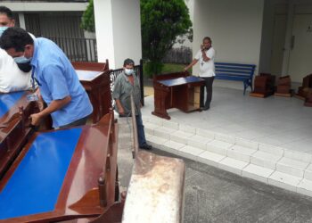 Captan a personas sacando curules de la Asamblea Legislativa