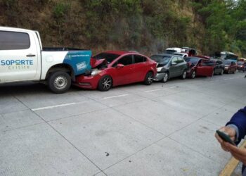 Reportan séxtuple choque en la autopista Los Chorros