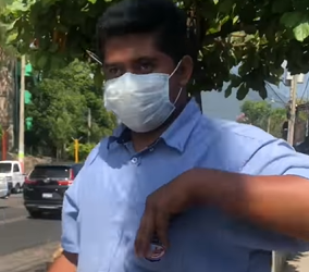 VIDEO | Graban a empleado de Leche Salud acosando a mujer en la vía pública