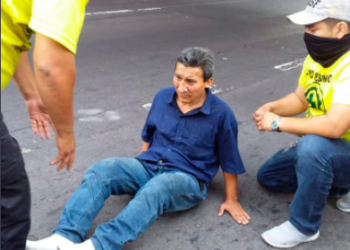 Socorristas de Comandos de Salvamento auxilian a hombre que se lanzó de un puente en Ilopango