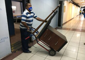 Traslado de computadoras, documentos y muebles predomina en la Asamblea durante último día de legislatura 2018-2021