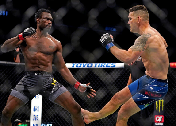 (VIDEO IMAGENES FUERTES) Un excampeón de la UFC que se parte la pierna en dos al comenzar una pelea