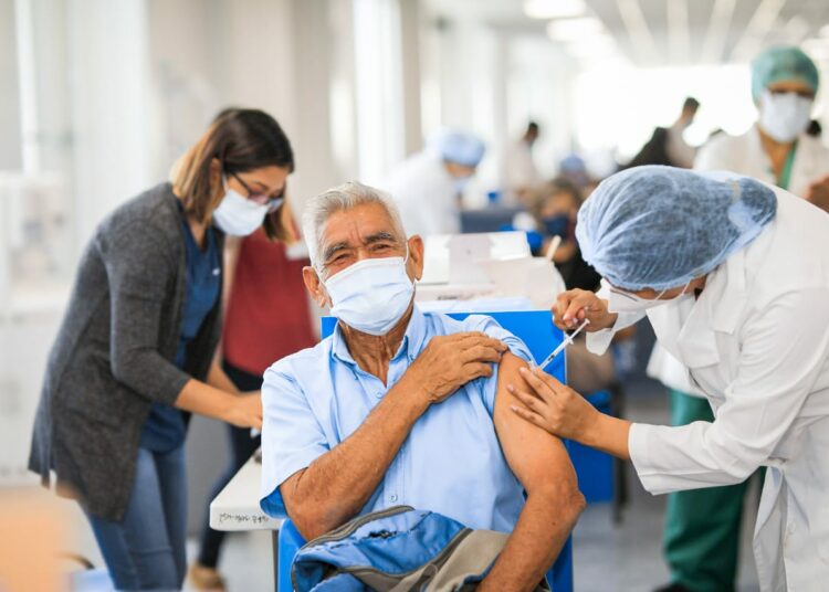En el primer día de funcionamiento del megacentro de vacunación, El Salvador supera la meta de 30,000 personas vacunadas por día