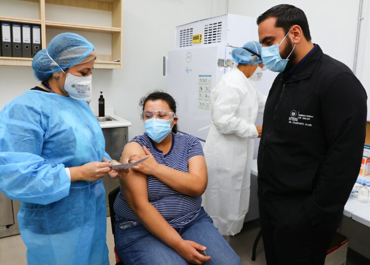 Gobierno inicia vacunación contra el COVID-19 del sector docente privado