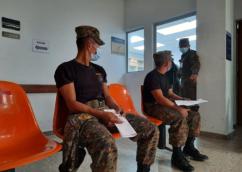 Personal militar recibe segunda dosis de vacuna Pfizer