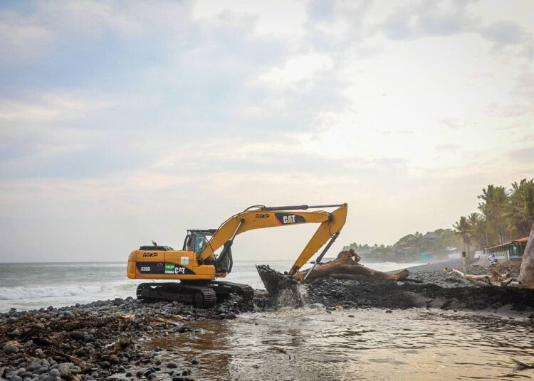 Obras Públicas realiza trabajos de mitigación en Playa El Tunco