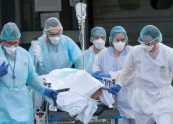 Al menos 115.000 trabajadores sanitarios murieron de covid-19, según el jefe de la OMS