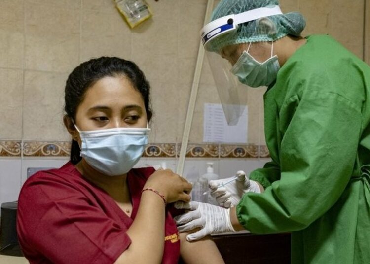 La vacuna china de Sinovac logró una eficacia “real” de 94% en un estudio de personal sanitario en Indonesia