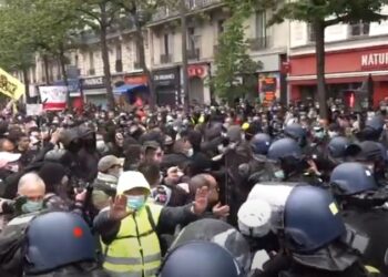 (VIDEO) La Policía lanza gases lacrimógenos durante manifestaciones del Primero de Mayo en Francia
