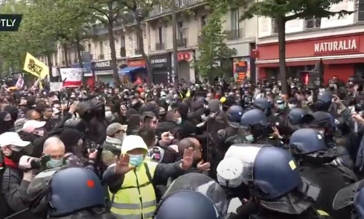 (VIDEO) La Policía lanza gases lacrimógenos durante manifestaciones del Primero de Mayo en Francia