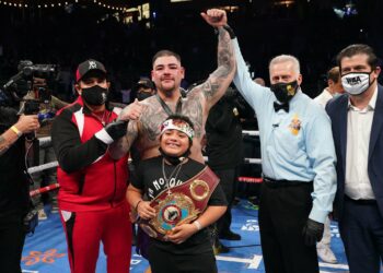 Andy Ruiz reaparece con victoria sobre Chris Arreola por decisión unánime