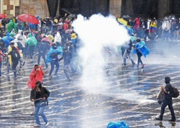 (VIDEOS) En Colombia manifestantes derriban vallas del Congreso, provocando su evacuación, y se enfrentan con la policía