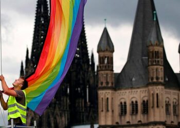 Sacerdotes católicos alemanes desafían al papa Francisco con una masiva ceremonia de bendición de parejas del mismo sexo