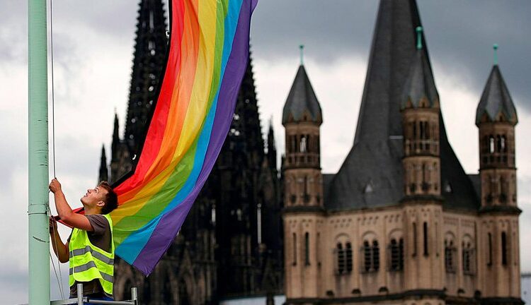 Sacerdotes católicos alemanes desafían al papa Francisco con una masiva ceremonia de bendición de parejas del mismo sexo