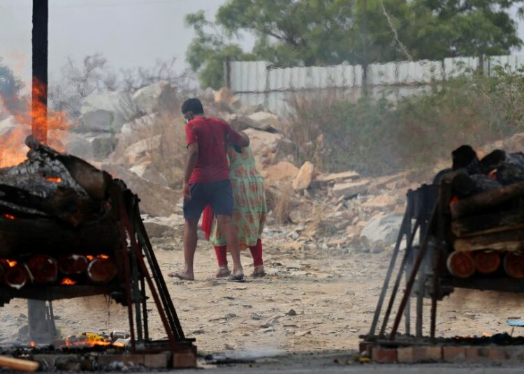 India supera por primera vez los 4.000 muertos diarios