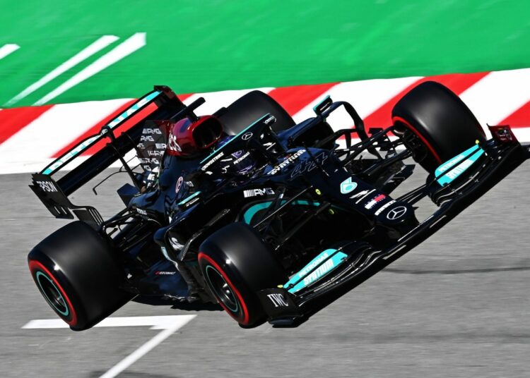 Hamilton vence con inteligencia a Verstappen en el GP de España