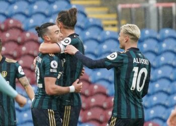 El Leeds goleó 4-0 al Burnley y se ilusiona con la Europa League