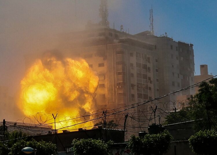 (VIDEO) Un ataque aéreo israelí derriba un edificio en Gaza con oficinas de AP y Al Jazeera