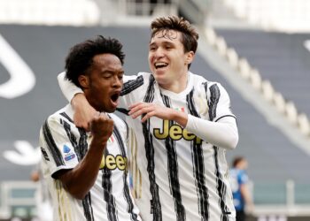 La Juve sigue viva al derrotar al Inter en un partido loco