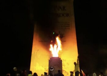 Manifestantes queman la estatua de Simón Bolívar en Los Héroes, Colombia