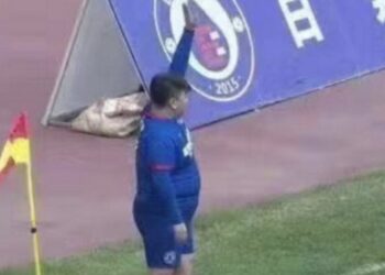 En China el dueño de un club obligó al entrenador a poner a su hijo de más de 120 kilos