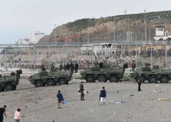 España despliega al Ejército en Ceuta tras la llegada de 6.000 migrantes desde Marruecos