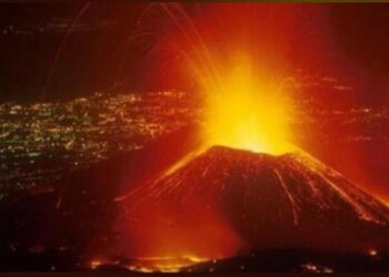 (VIDEOS) Flujos de lava destruyen viviendas y provocan evacuación masiva tras la erupción del volcán Nyiragongo en el Congo