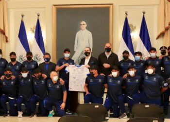 Presidente Bukele entregó reconocimiento económico a los campeones de fútbol playa