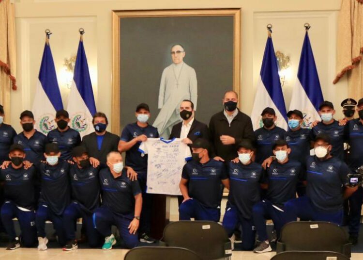 Presidente Bukele entregó reconocimiento económico a los campeones de fútbol playa