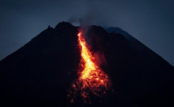 (VIDEO) Captan el momento en el que un meteoro cae sobre el volcán más activo de Indonesia