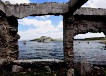 Una iglesia histórica emerge de las aguas de una presa a causa de la sequía en México