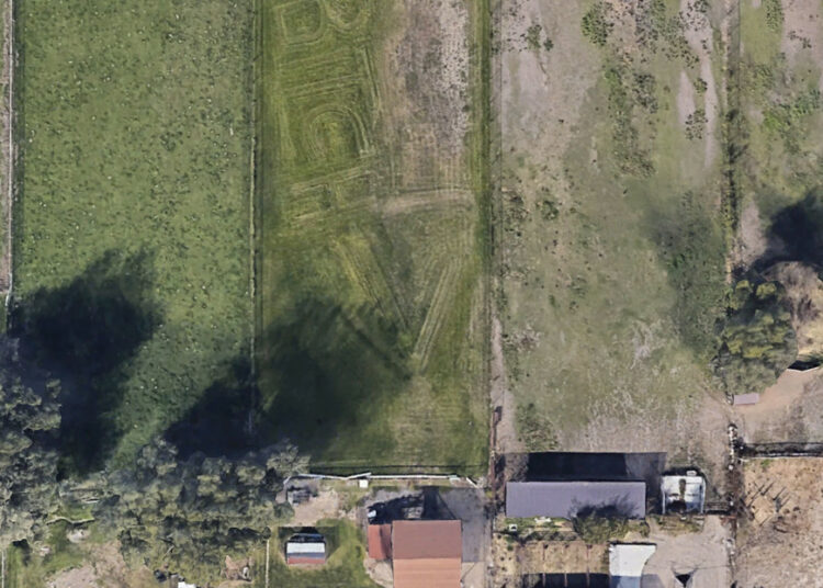 Google Earth capta un insulto entre vecinos escrito sobre el césped junto a una casa