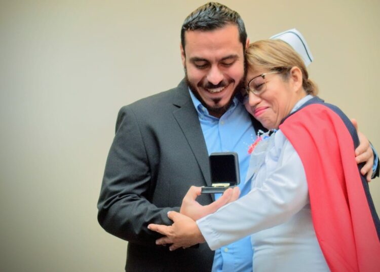 Ministro Alabi entrega medallas a enfermeras por su excepcional labor a la población salvadoreña