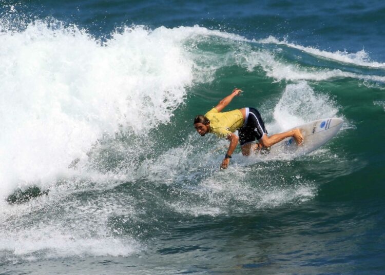 Bryan Pérez con paso firme en el Surf City El Salvador ISA World Surfing Games 2021