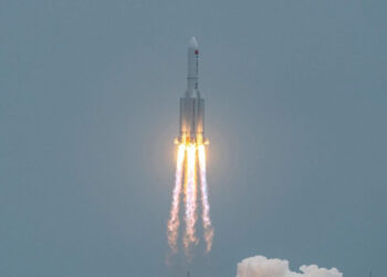 (FOTO) Un satélite ruso capta el cohete chino que en breve caerá fuera del control a la Tierra