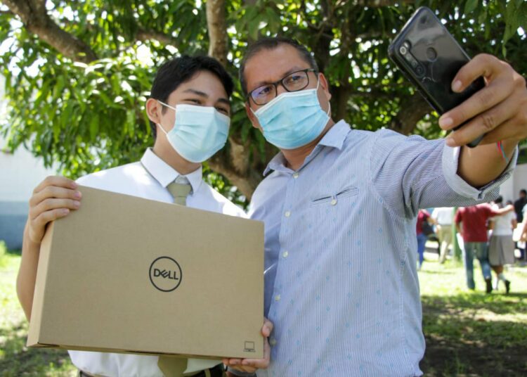 Ministerio de Educación entrega computadoras a estudiantes en Panchimalco