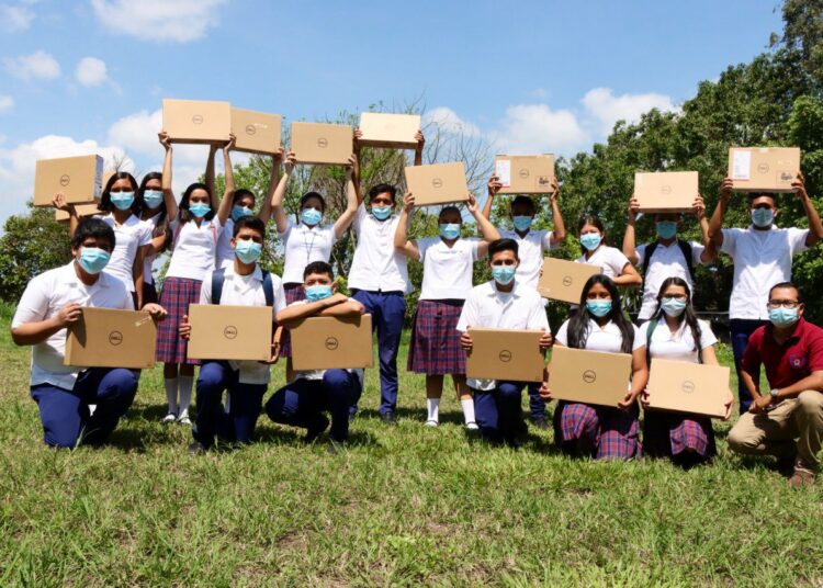 Ministerio de Educación entrega computadoras a estudiantes en La Libertad