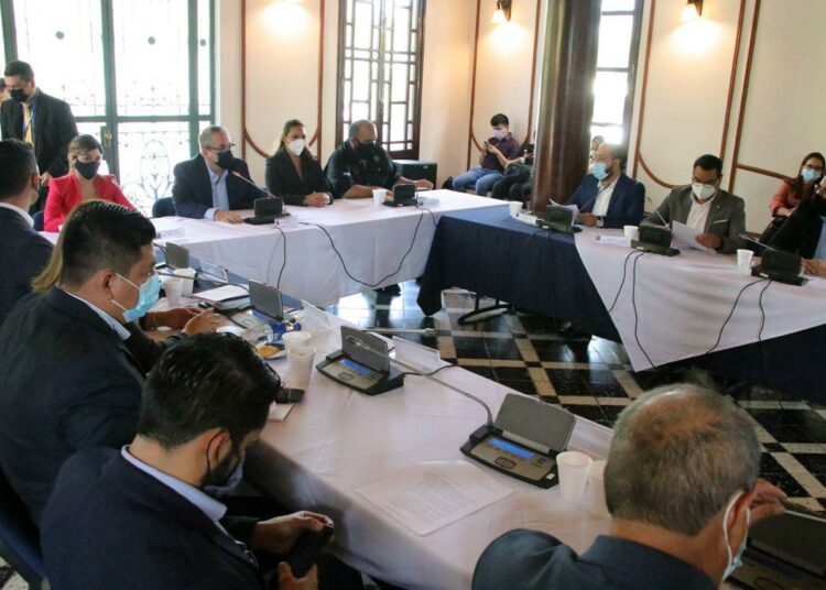 Viceministra de Diáspora y Movilidad Humana, Cindy Portal debate con Asamblea Legislativa sobre el voto en el exterior