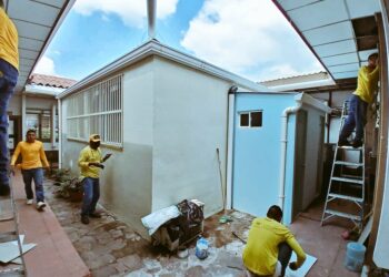 Privados de libertad realizan labores de reparación en el Hospital Nacional Zacamil