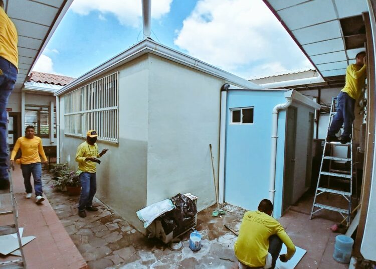 Privados de libertad realizan labores de reparación en el Hospital Nacional Zacamil