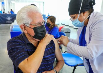 Reconocido locutor salvadoreño Willie Maldonado, recibe vacuna contra COVID-19